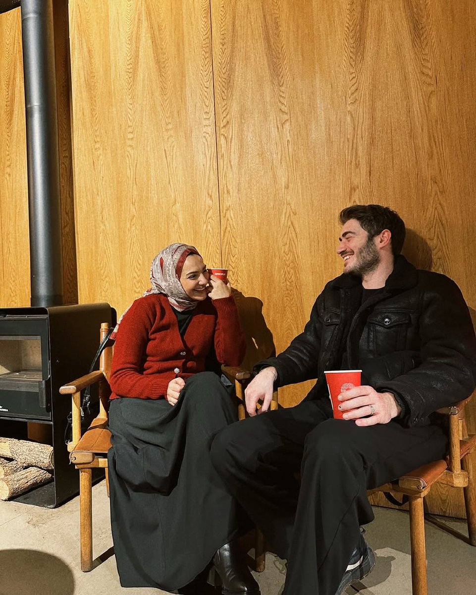 رَفيقٌ تُصبِح كُل الأشياء بِجوارهِ آمِنة مُطمئِنة، حتى قلبِي.")🤍