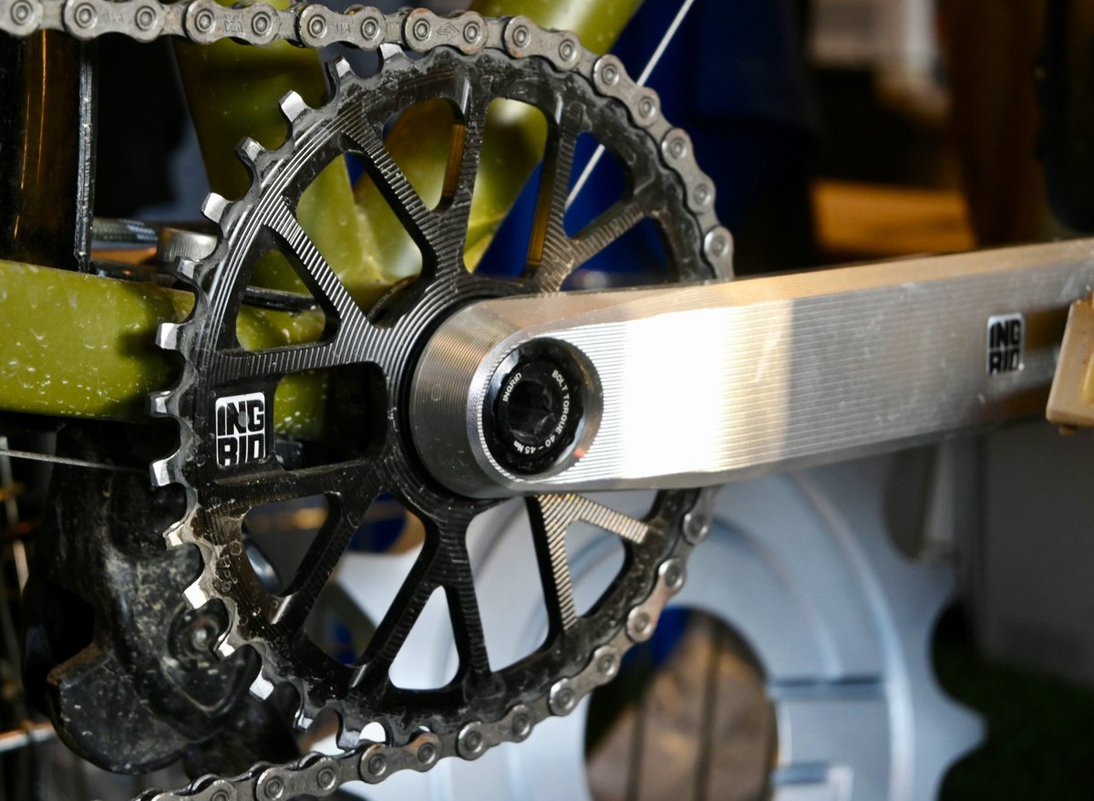 ただの倉庫かと思いきやバチクソお洒落な自転車店でした。