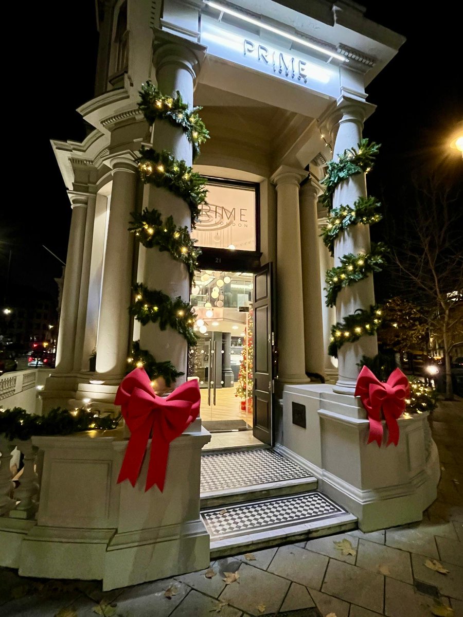 The festive season has arrived at 21 Grosvenor Gardens📍

Soft lights, seasonal greens, and a welcoming atmosphere - perfectly in tune for the Christmas period! 🎄

#Hubflow #ManagedOffices #LondonOffices #LondonVictoria