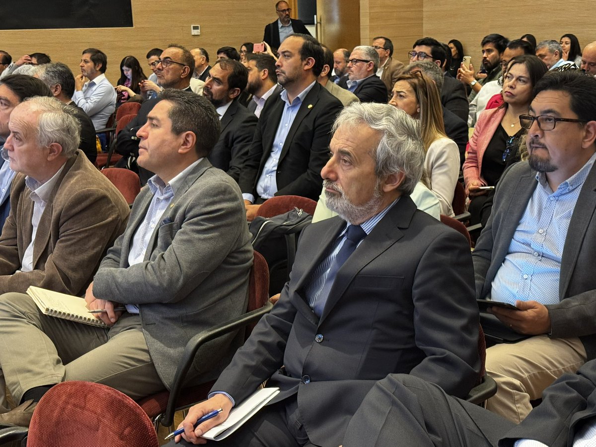 udeconcepcion's tweet photo. #VinculaciónUdeC: El Vicerrector @VraeaUdeC, Miguel Quiroga, y el Dir. de Desarrollo Estratégico #UdeC, Jorge Dresdner, participan en @Contraloriacl en entrega de informe Salud Financiera del Sistema de ES 2024, a cargo del superintendente @SESuperiorChile, José Miguel Salazar. https://t.co/pYgcQQHLef