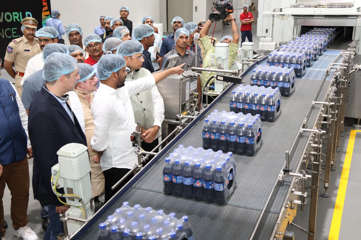 CmRevanth48787's tweet image. హిందుస్థాన్ కోకా-కోలా బెవరేజెస్ కంపెనీ సిద్ధిపేట జిల్లా బండతిమ్మాపూర్‌లోని ఫుడ్ ప్రాసెసింగ్ పార్క్‌లో కొత్తగా నిర్మించిన గ్రీన్ ఫీల్డ్ ప్లాంట్‌ను ముఖ్యమంత్రి
@revanth_anumula గారు ప్రారంభించారు.
#TGIIC #HCCB @HCCB_Official
#TelanganaRising #JuanPabloRodriguez