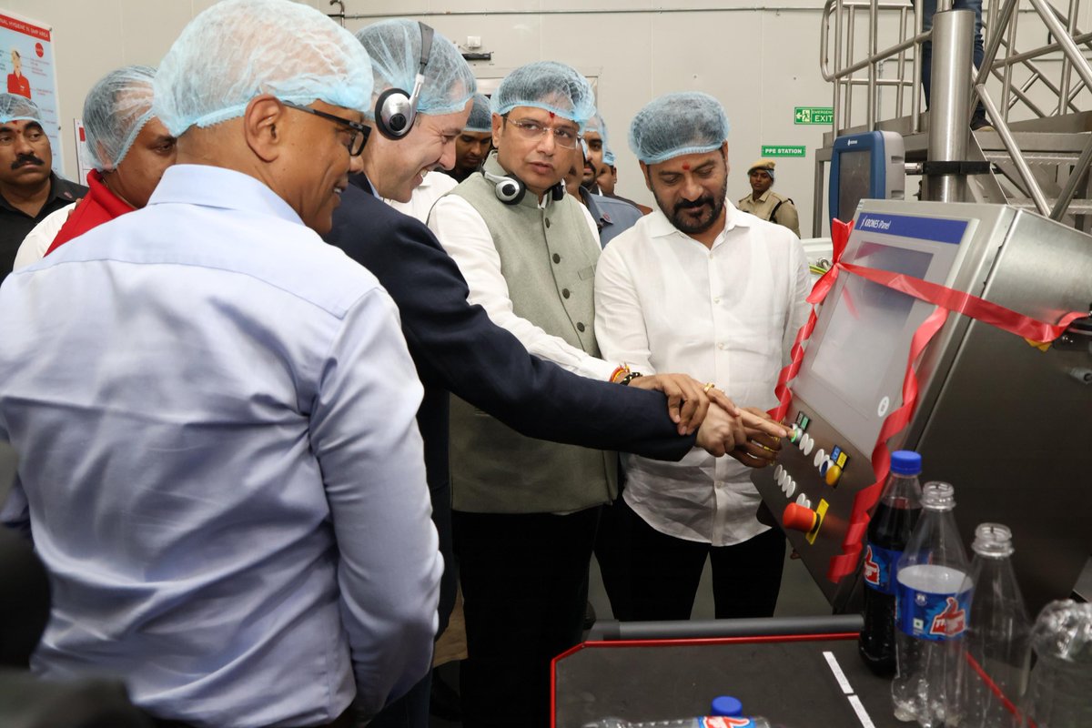 CmRevanth48787's tweet image. హిందుస్థాన్ కోకా-కోలా బెవరేజెస్ కంపెనీ సిద్ధిపేట జిల్లా బండతిమ్మాపూర్‌లోని ఫుడ్ ప్రాసెసింగ్ పార్క్‌లో కొత్తగా నిర్మించిన గ్రీన్ ఫీల్డ్ ప్లాంట్‌ను ముఖ్యమంత్రి
@revanth_anumula గారు ప్రారంభించారు.
#TGIIC #HCCB @HCCB_Official
#TelanganaRising #JuanPabloRodriguez