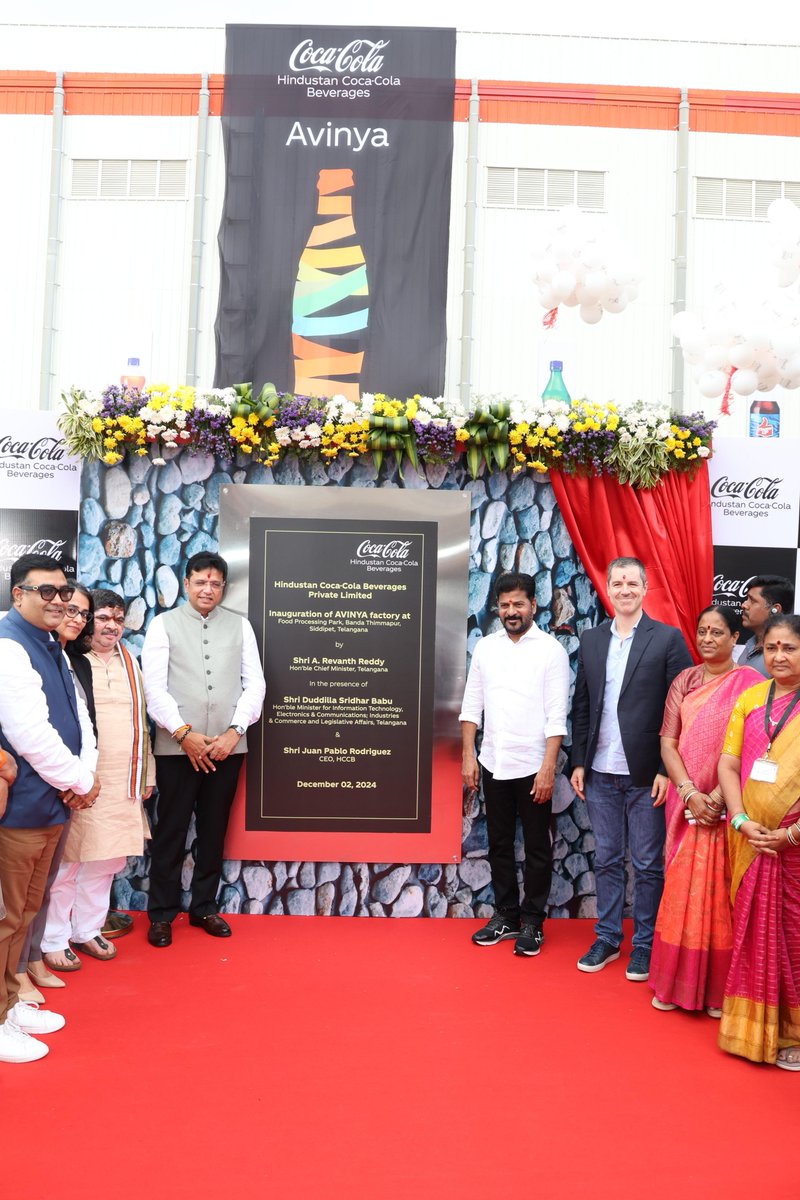 CmRevanth48787's tweet image. హిందుస్థాన్ కోకా-కోలా బెవరేజెస్ కంపెనీ సిద్ధిపేట జిల్లా బండతిమ్మాపూర్‌లోని ఫుడ్ ప్రాసెసింగ్ పార్క్‌లో కొత్తగా నిర్మించిన గ్రీన్ ఫీల్డ్ ప్లాంట్‌ను ముఖ్యమంత్రి
@revanth_anumula గారు ప్రారంభించారు.
#TGIIC #HCCB @HCCB_Official
#TelanganaRising #JuanPabloRodriguez
