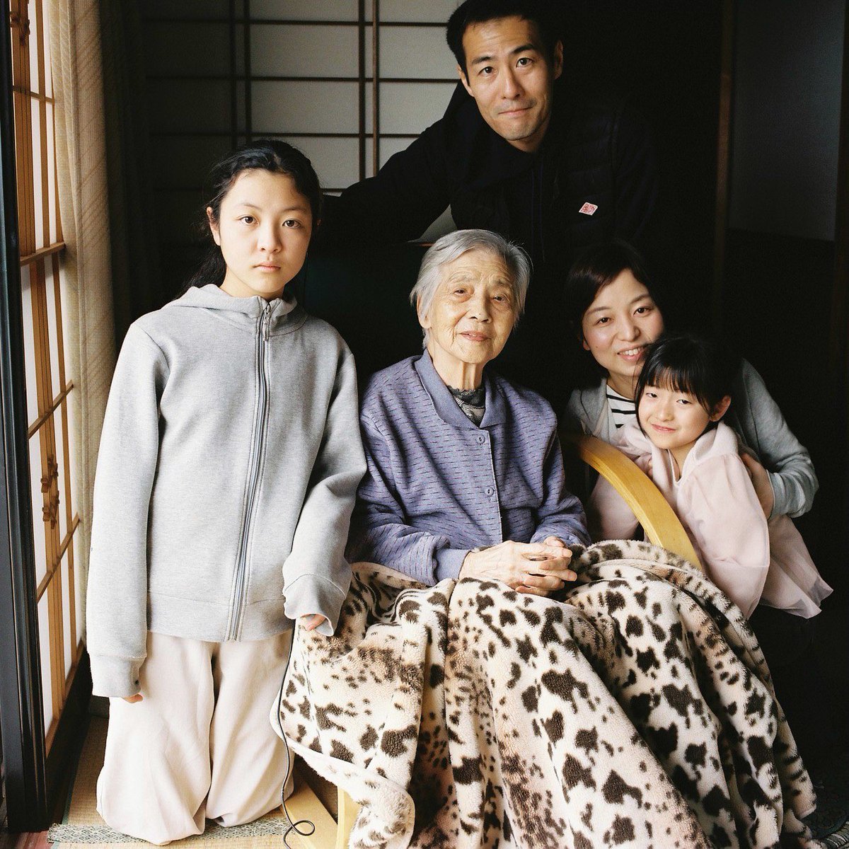 ほんの些細なことだけど、家族の集合写真を撮る時には、レリーズ を娘に持ってもらい、娘のタイミングでシャッターを切ってもらうことにしている。

いつかアルバムを見返した時に、“自分が撮った写真“があるって大切なことだと思ってる。

これはキミが撮った写真なんだ。