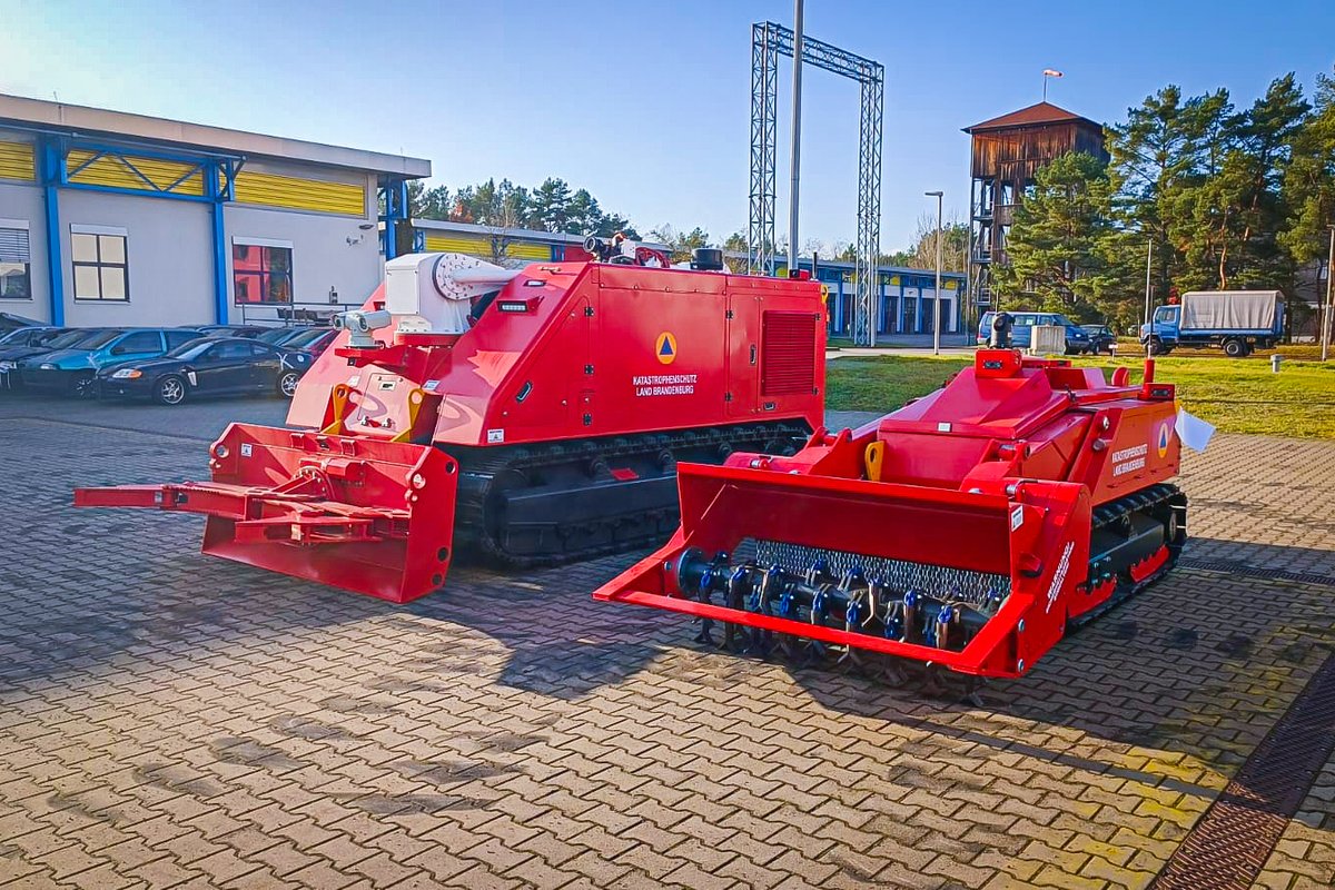 DOKING_Ltd's tweet image. 🛡️@DOKING_Ltd delivered one #MV4 and one #MVF5 #roboticsystems🤖to the State Academy and Technical Authority for #FireProtection &amp;amp; #DisasterManagement (LSTE) of the Federal State of #Brandenburg, #Germany. 

Read more: dok-ing.hr/news/dok-ing-d…

#doking #machines #firefighting #UXO