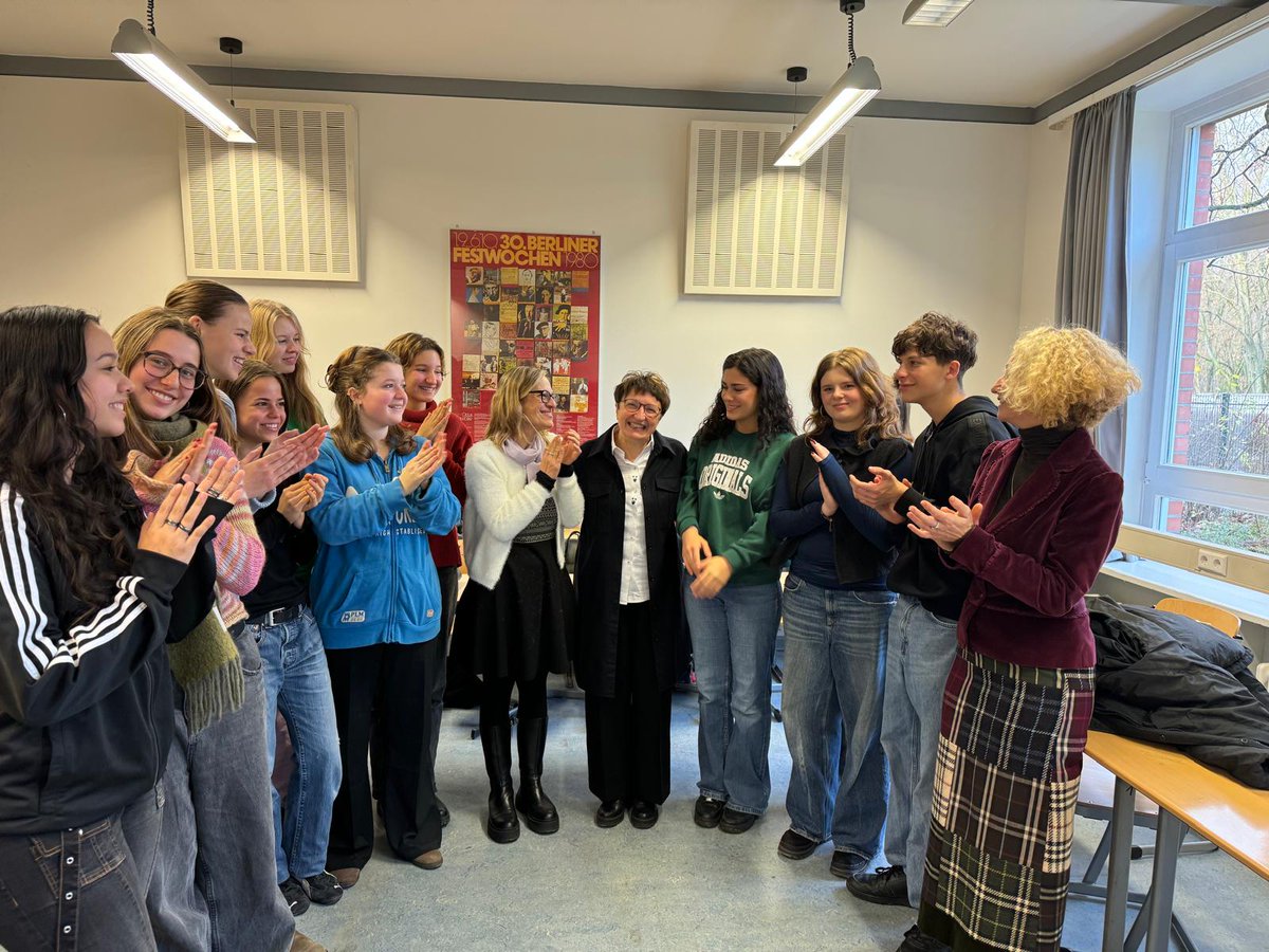 Italy in Germany (@italyingermany) on Twitter photo Donatella Di Pietrantonio, vincitrice del Premio Strega 2024, ha dialogato con due classi del Liceo #AlbertEinstein di Berlino in un incontro promosso dall’Ambasciata con l’<a href="/IICBerlino/">IIC Berlino</a>. “Scegliete quello che vi brucia dentro”, è stata l’esortazione della scrittrice.
<a href="/ItalyMFA/">Farnesina 🇮🇹</a> Donatella Di Pietrantonio, vincitrice del Premio Strega 2024, ha dialogato con due classi del Liceo #AlbertEinstein di Berlino in un incontro promosso dall’Ambasciata con l’<a href="/IICBerlino/">IIC Berlino</a>. “Scegliete quello che vi brucia dentro”, è stata l’esortazione della scrittrice.
<a href="/ItalyMFA/">Farnesina 🇮🇹</a>