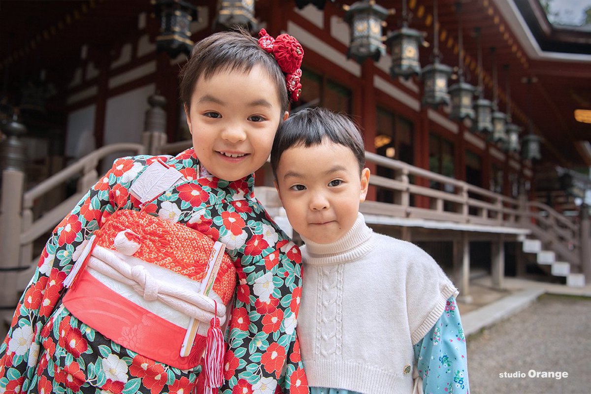 こんにちは、奈良市の写真館・スタジオオレンジの岡崎です。
先日行ってきた7歳女の子と妹ちゃんのとってもかわいい石上神宮の七五三出張写真撮影のご紹介◎
スタジオオレンジはどこの神社仏閣にもお祝いに駆けつけます!
s-orange.jp/staff-blog/nar…
#七五三　#石上神宮