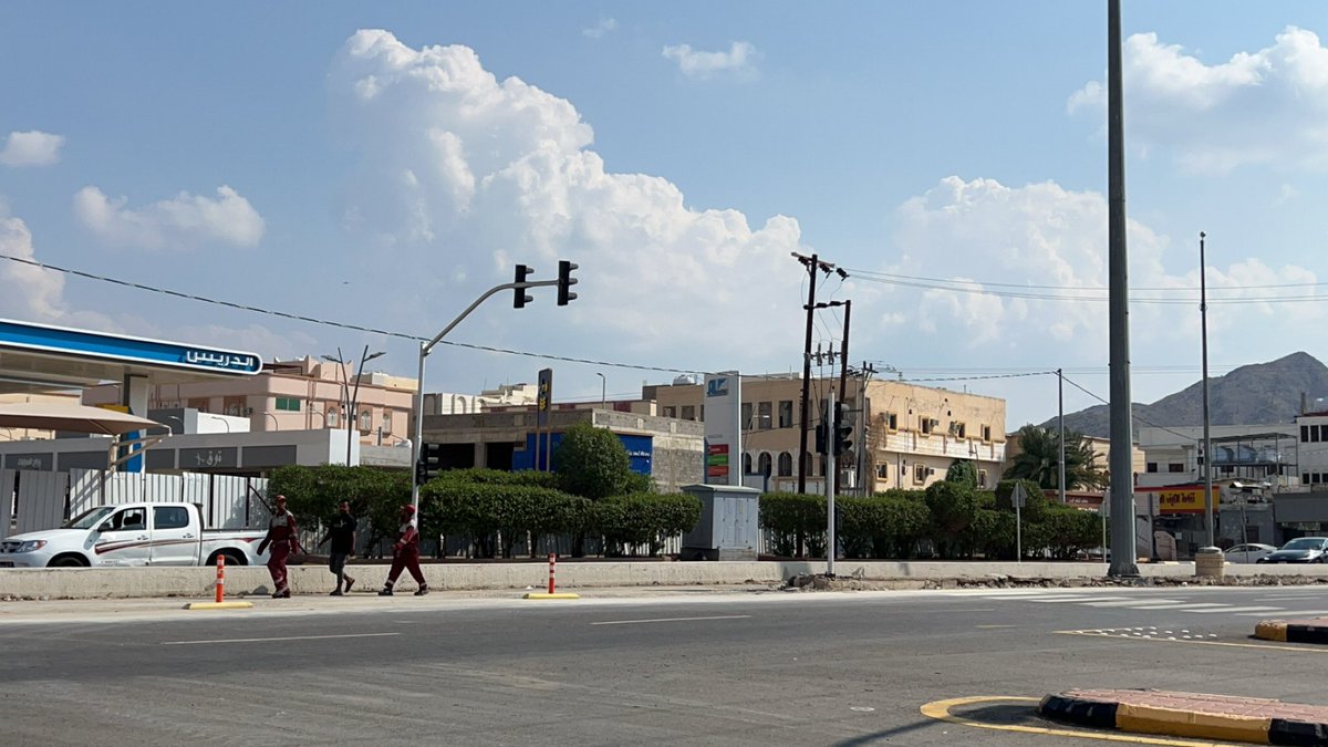 AlmakhwahNow's tweet photo. بقرار من " لجنة السلامة المرورية " ..
يتم الآن إزالة صبات الجزيرة الوسطية في طريق الملك فهد العام بـ #المخواة لإعادة فتح إشارة المحافظة في جميع الاتجاهات ( شارع المستشفى القديم مع الطريق العام ) بعد أن تم إغلاقها سابقاً بقرار من اللجنة . https://t.co/pHuY5VdX4t