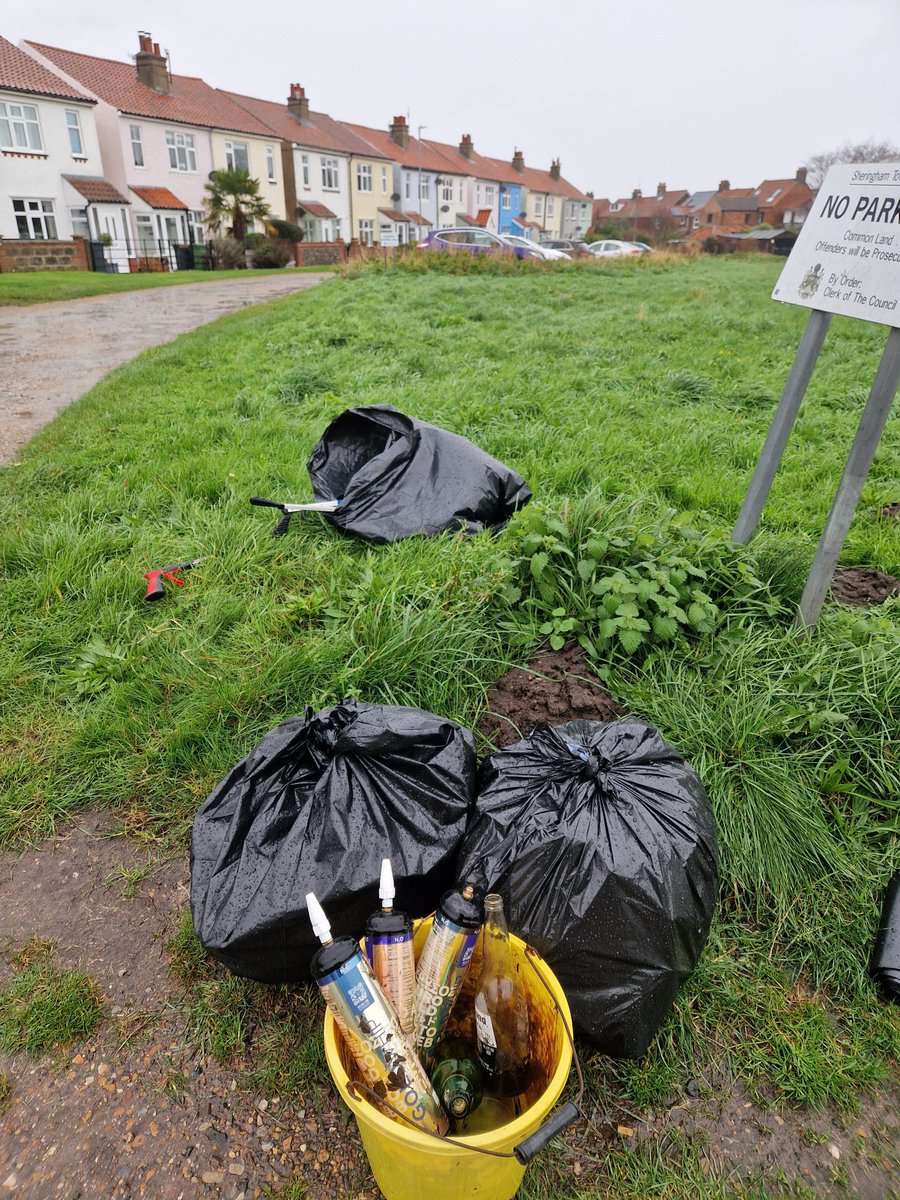 River_Care's tweet image. Are you still finding these on your litter picks?!
We did not anticipate so many large N2O canisters being found on litter picks since last years ban on sale.
These ones were found by Sheringham Loke RiverCare!
@KeepBritainTidy