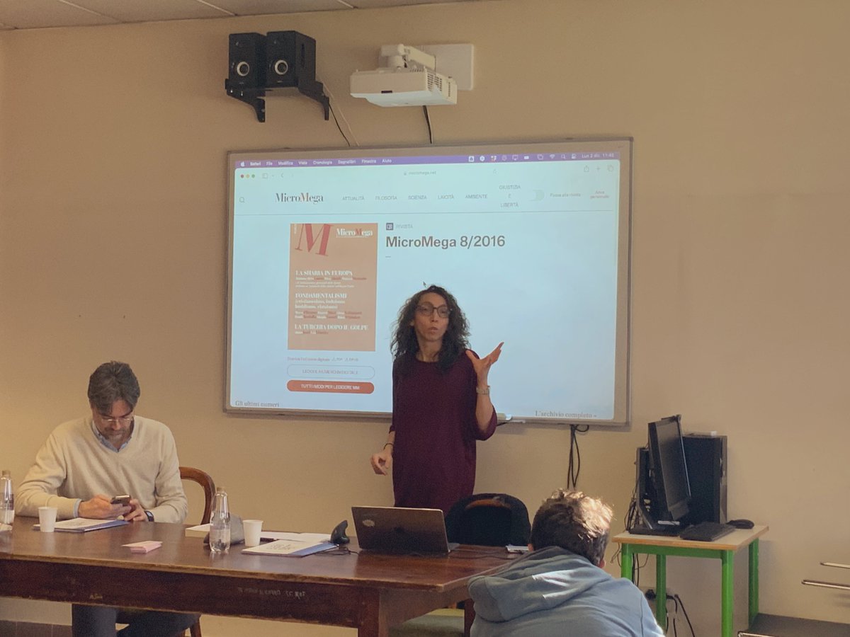 RadioLiceoMati1's tweet photo. Cinzia Sciuto illustra la lunga Storia di @_MicroMega_ mostrando le più importanti copertine dei 40 anni di vita della pubblicazione. https://t.co/4zg5jdx0fw