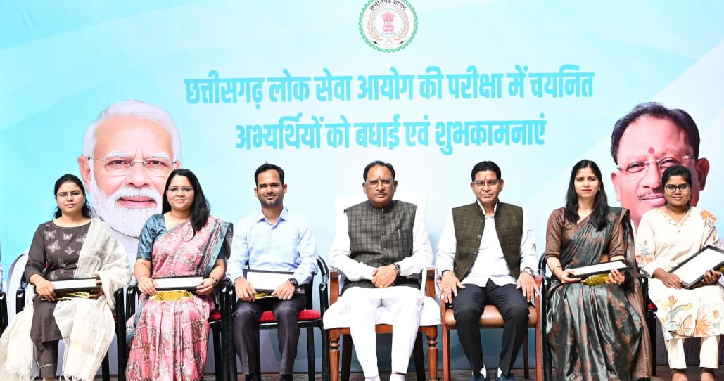 ChhattisgarhCMO's tweet photo. मुख्यमंत्री श्री विष्णु देव साय ने सिविल सेवा परीक्षा 2023 के सफल अभ्यर्थियों से मुलाकात की। उन्हें शुभकामनाएं देते हुए श्री साय ने कहा कि युवा प्रशासन में नई ऊर्जा और संवेदनशीलता लाएंगे।

कार्यक्रम में मुख्यमंत्री ने युवाओं से उनके अनुभव साझा किए और लोकसेवक के दायित्वों में धैर्य, विनम्रता और पारदर्शिता बनाए रखने पर बल दिया। साथ ही, प्रधानमंत्री श्री नरेंद्र मोदी और स्वामी विवेकानंद के आदर्शों को जीवन में अपनाने का आह्वान किया।

#VishnuDeoSai #CivilServices #GoodGovernance #सुशासन #Transparency #YouthLeadership