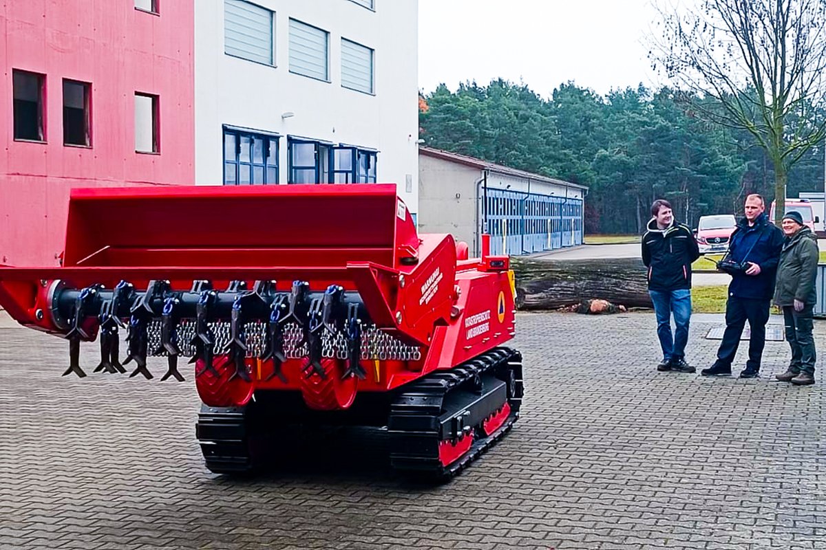 DOKING_Ltd's tweet image. 🛡️@DOKING_Ltd delivered one #MV4 and one #MVF5 #roboticsystems🤖to the State Academy and Technical Authority for #FireProtection &amp;amp; #DisasterManagement (LSTE) of the Federal State of #Brandenburg, #Germany. 

Read more: dok-ing.hr/news/dok-ing-d…

#doking #machines #firefighting #UXO