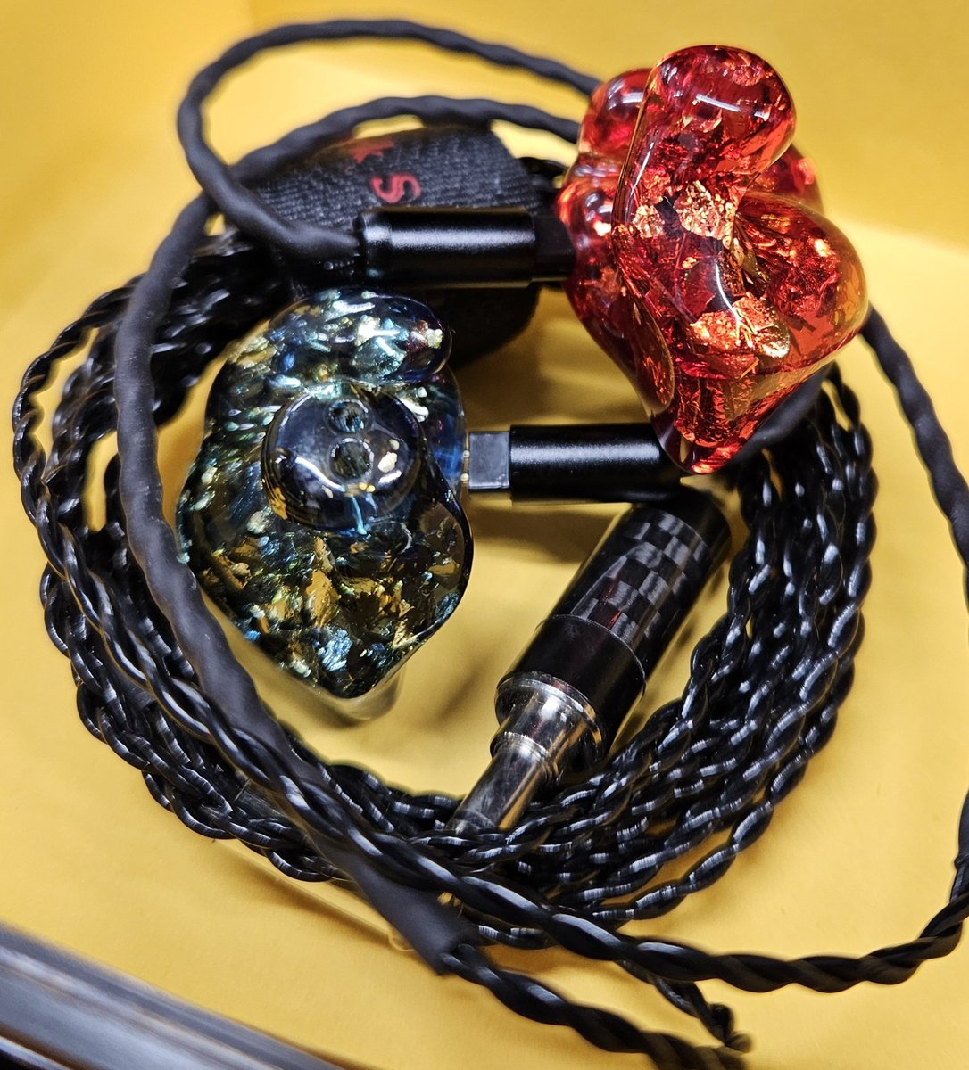 e_earphone_CIEM's tweet image. オーダーメイドイヤホンの良さは耳元に留まりません。

例えばこちらのように、ケースそのもの、それを開けた時の高揚感、これもまたオーダーメイドイヤホンの一部だと思っています。
その中に収められている、自分だけの形、自分だけのデザイン、なイヤホン。
極上ですねぇ。
#Larkstudio
#eイヤホン