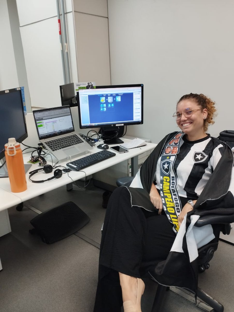 LauraMerat's tweet image. Hoje eu to fingindo que trabalho ⚫️⚪️⭐️🔥