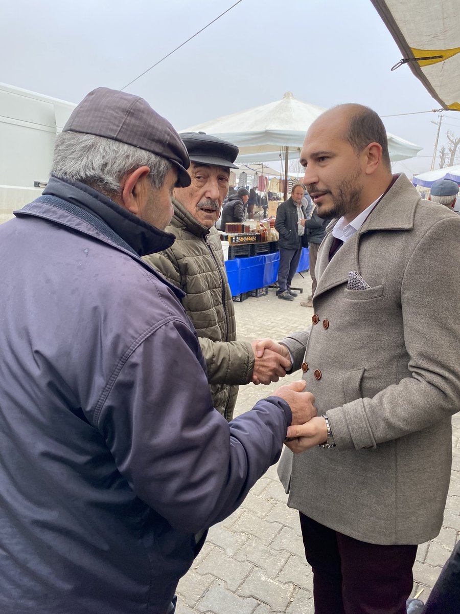 ozcanyildiz_26's tweet photo. Seyitgazimizin merkez pazarında hemşerilerimiz ile birlikteyiz dualarını aldık isteklerini dinledik 
Merkezimize kapalı pazar şart oldu 
Her hafta olduğu gibi birlikte üşümeye devam ediyoruz. https://t.co/ykGakAiBW0