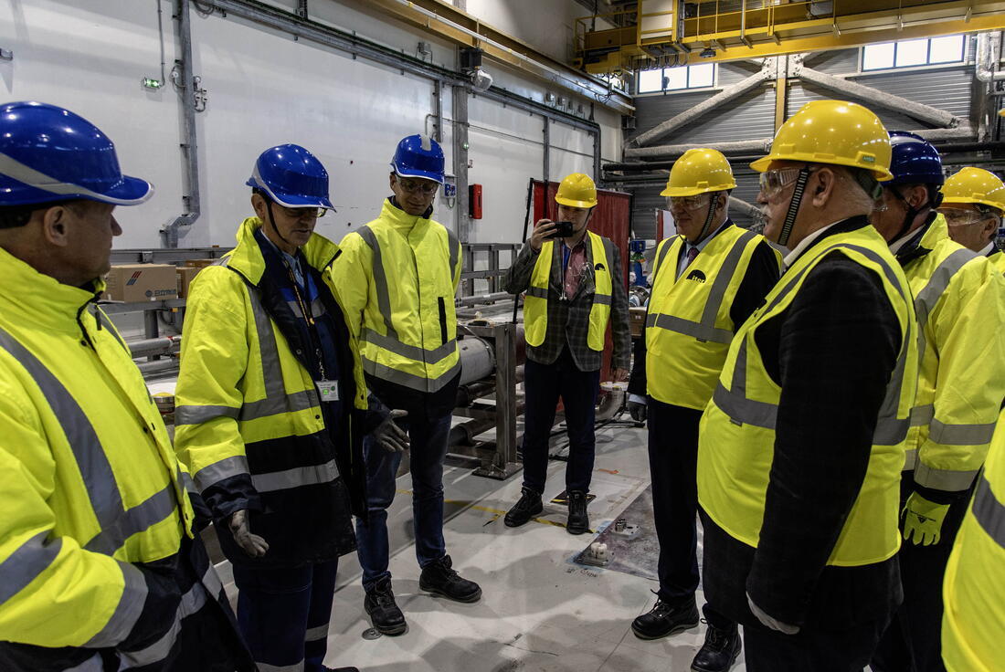 iterorg's tweet photo. The #ITER Radiofrequency Building is buzzing with activity as teams from Russia, Europe, Japan and India work together to install cutting-edge gyrotrons. These devices, key to electron cyclotron heating, will help heat ITER’s plasma to 150 m °C—enabling fusion #FusionEnergy https://t.co/nNHafGVn2t
