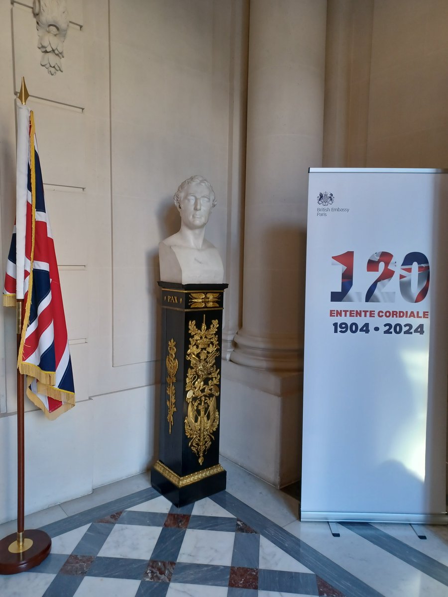 RogeliaPC's tweet image. Sir Richard Moore, chief of the secret intelligence service delivered the inaugural Entente Cordiale lecture at the British embassy in Paris. We also heard from Nicholas Lerner, the head of France's foreign intelligence agency. Excellent event hosted by @MennaRawlings
#EC120