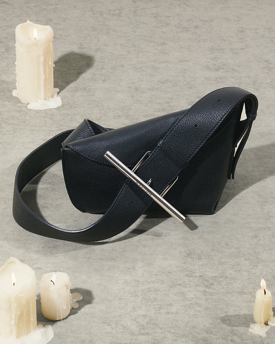 McQueen's tweet photo. McQueen T-Bar Sling Bag — the sculptural cross-body. ​
​
Signature attention to form. Asymmetric, folding into the body's contours. Finished with the polished T-bar buckle. #McQueenSlingBag 
 ⁣​
Discover #McQueenGifts: https://t.co/8Tg3M4Y2ss https://t.co/v3rV6g7JNM