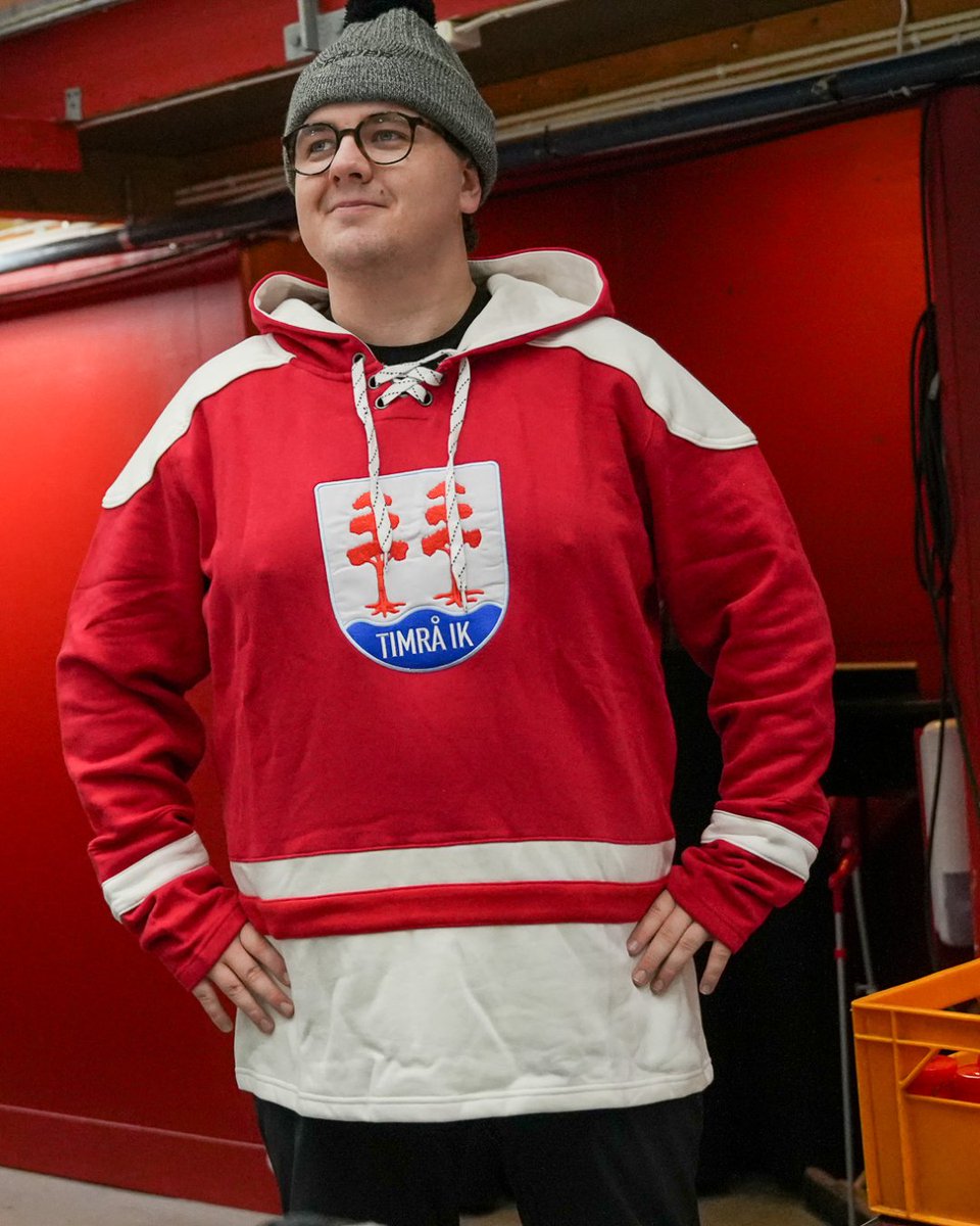 timra_ik's tweet image. Nyheter i shopen! Gör som Bodda och bär denna toksnygga hockeysweatshirt - Finns i shopen! 

🛍️clubshopen.timraik.se