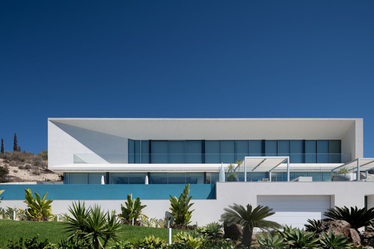 Archello's tweet image. VOX Architects&apos; coastal &quot;white house&quot; is a Mediterranean-inspired retreat blending minimalist architecture with practical luxury. 
buff.ly/4fRcK6F

#MinimalistArchitecture #CoastalDesign #SustainableLiving