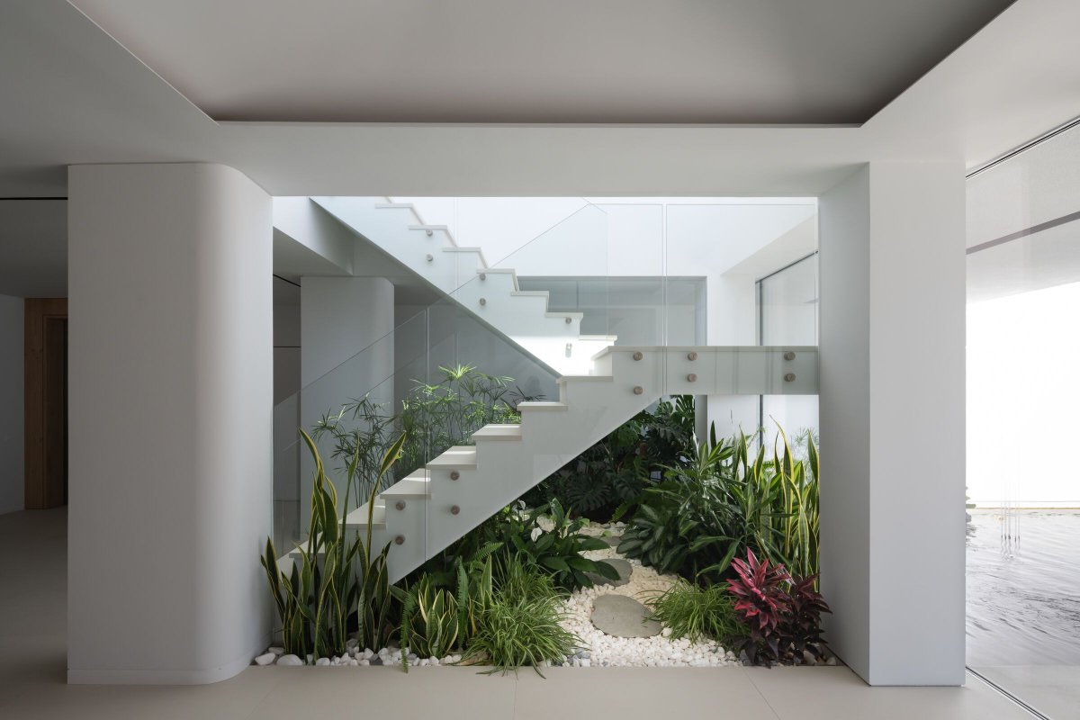 Archello's tweet image. VOX Architects&apos; coastal &quot;white house&quot; is a Mediterranean-inspired retreat blending minimalist architecture with practical luxury. 
buff.ly/4fRcK6F

#MinimalistArchitecture #CoastalDesign #SustainableLiving