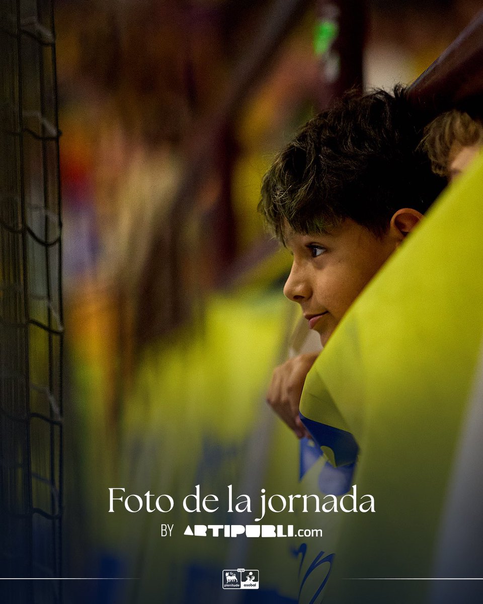 Cualquier hueco👀 es bueno para disfrutar de la élite del balonmano en el Santiago Manguán😜

🐣 Este joven aficionado de <a href="/bmvillaaranda/">Club Balonmano Villa de Aranda</a> es el protagonista de la 𝐅𝐨𝐭𝐨 𝐝𝐞 𝐥𝐚 𝐉𝐨𝐫𝐧𝐚𝐝𝐚 1️⃣1️⃣ en la #LigaPlenitude con el 📸 de <a href="/soy_arcalle/">© arcalle</a> 

🤝🏼 Patrocinado por <a href="/Artipubli/">Artipubli Serigrafia Regalos</a>