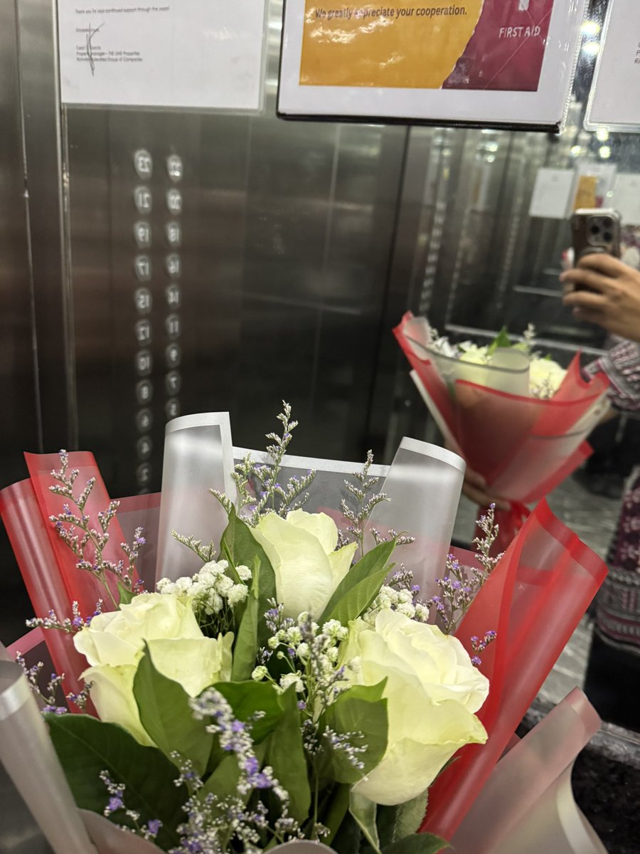 dracs_t's tweet photo. ill forever be a softie for flowers, very rare that i receive flowers na hindi valentines so surprises like these rlly gets me weak on the knees. Thank u still🥹✨ https://t.co/amjwrYtmil