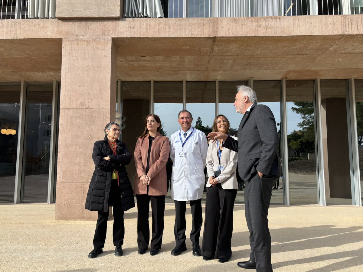 VHIR_'s tweet photo. Avui estem de celebració: inaugurem el #NouEdificiVHIR, la nostra nova seu on continuarem fent recerca d'avantguarda!
Comptem amb @salvadorilla, president de @gencat, Olga Pané, consellera de @salutcat, i Núria Montserrat, consellera de @recercauniscat. #FEDER https://t.co/1ZNvcOwx7D