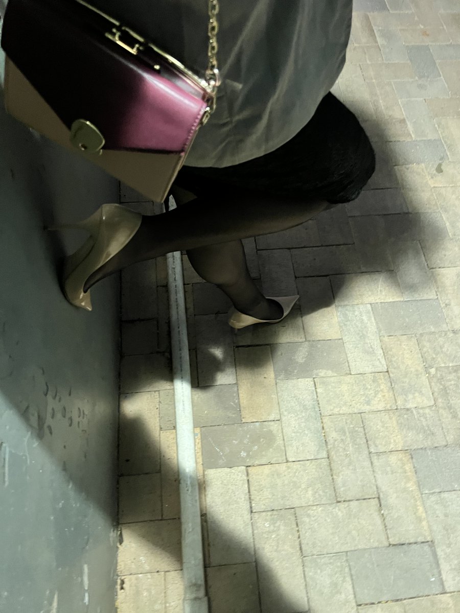 鞋跟刮花了