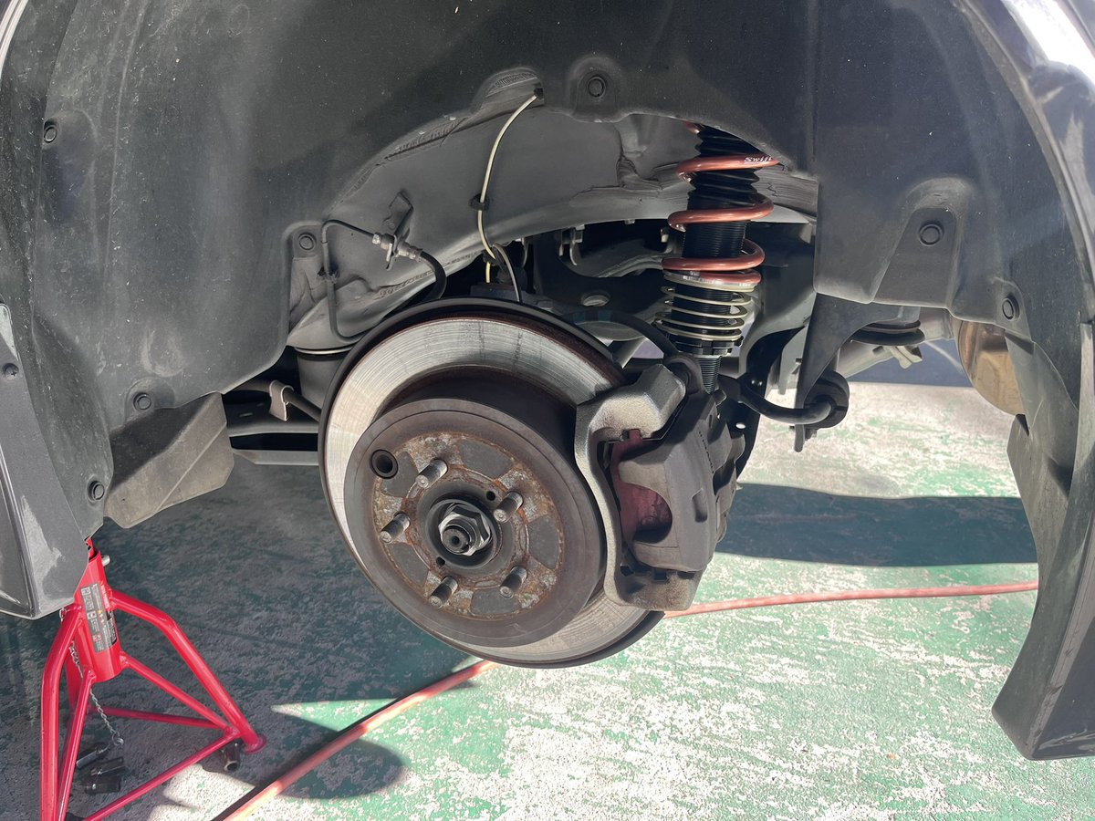 mtgr86's tweet photo. GR86に車高調入れました。そして、細やかなこだわり。ハンドルのネジをグリーンコーデ。#GR86 #DG5 #グリーンコーデ https://t.co/V5ct5qzYas
