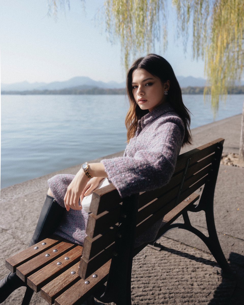 ELLEThailand's tweet photo. โมเมนต์แรกของอีกหนึ่งสาวสุดฮอต เบคกี้ รีเบคก้า @AngelssBecky ที่ทะเลสาบในหางโจว ก่อนเข้าร่วมชมแฟชั่นโชว์ @CHANEL คอลเล็กชั่น 2024/25 Métiers d’art ที่จะจัดขึ้นที่ทะเลสาบตะวันตก (West Lake) ในวันพรุ่งนี้ 

#ELLEThailand 
#CHANELMetiersdArt 
#Beckysangels https://t.co/52BLmhO6hU