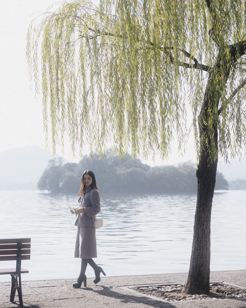 ELLEThailand's tweet photo. โมเมนต์แรกของอีกหนึ่งสาวสุดฮอต เบคกี้ รีเบคก้า @AngelssBecky ที่ทะเลสาบในหางโจว ก่อนเข้าร่วมชมแฟชั่นโชว์ @CHANEL คอลเล็กชั่น 2024/25 Métiers d’art ที่จะจัดขึ้นที่ทะเลสาบตะวันตก (West Lake) ในวันพรุ่งนี้ 

#ELLEThailand 
#CHANELMetiersdArt 
#Beckysangels https://t.co/52BLmhO6hU