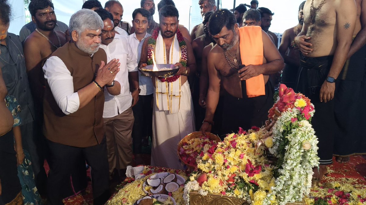 GpkOfficial_'s tweet image. చేవెళ్ల మండలం సాయిరెడ్డి గూడెం లో జరిగిన అయ్యప్పస్వామి మహా పడి పూజలో పాల్గొన్న తెలంగాణ రాష్ట్ర శాసనసభాపతి గౌ. శ్రీ గడ్డం ప్రసాద్ కుమార్ గారు.

#TelanganaRising #gaddamprasadkumar #vikarabadmla #AssemblySpeaker #vikarabad #Telanganagovernment #Telangana #TelanganaAssembly