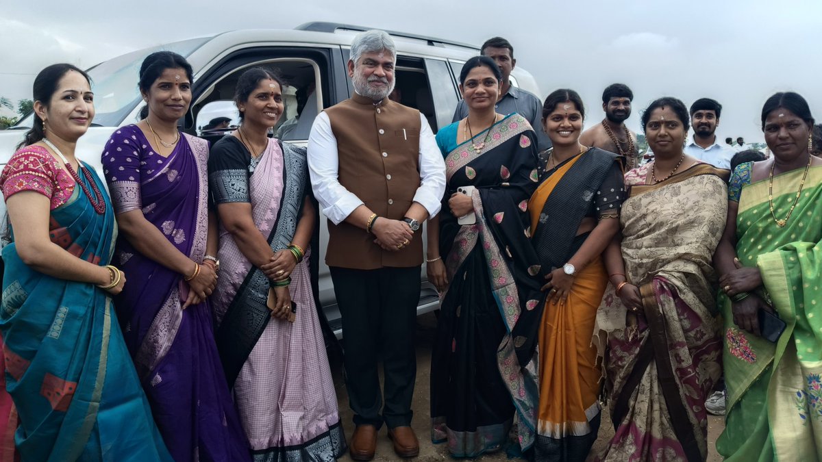 GpkOfficial_'s tweet image. చేవెళ్ల మండలం సాయిరెడ్డి గూడెం లో జరిగిన అయ్యప్పస్వామి మహా పడి పూజలో పాల్గొన్న తెలంగాణ రాష్ట్ర శాసనసభాపతి గౌ. శ్రీ గడ్డం ప్రసాద్ కుమార్ గారు.

#TelanganaRising #gaddamprasadkumar #vikarabadmla #AssemblySpeaker #vikarabad #Telanganagovernment #Telangana #TelanganaAssembly