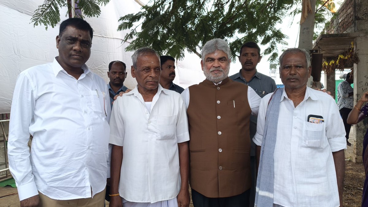 GpkOfficial_'s tweet image. చేవెళ్ల మండలం సాయిరెడ్డి గూడెం లో జరిగిన అయ్యప్పస్వామి మహా పడి పూజలో పాల్గొన్న తెలంగాణ రాష్ట్ర శాసనసభాపతి గౌ. శ్రీ గడ్డం ప్రసాద్ కుమార్ గారు.

#TelanganaRising #gaddamprasadkumar #vikarabadmla #AssemblySpeaker #vikarabad #Telanganagovernment #Telangana #TelanganaAssembly