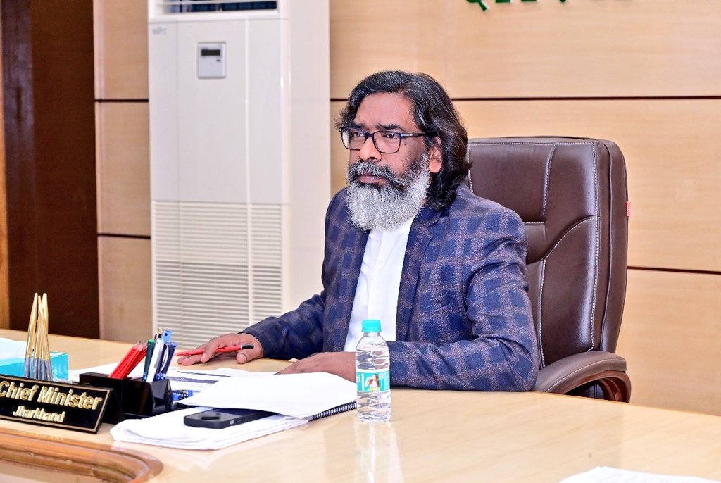 HemantSorenJMM's tweet photo. आज प्रोजेक्ट भवन में विभिन्न विभागों के उच्च पदाधिकारियों के साथ वित्तीय वर्ष 2024-25 के बजट से परे शुरू की गई नई योजनाओं के अतिरिक्त दायित्वों की पूर्ति एवं वित्तीय वर्ष 2024-25 के अनुपूरक बजट की तैयारियों को लेकर बैठक की तथा कई बिंदुओं पर निर्देश दिए। https://t.co/g6hQjgQ21B