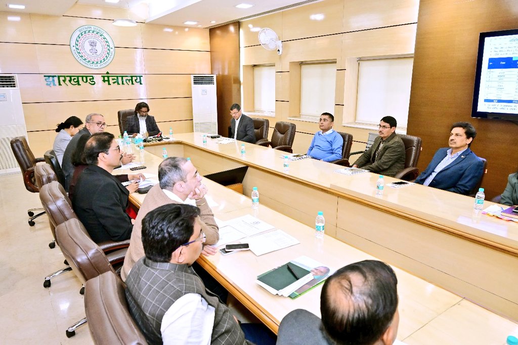 आज प्रोजेक्ट भवन में विभिन्न विभागों के उच्च पदाधिकारियों के साथ वित्तीय वर्ष 2024-25 के बजट से परे शुरू की गई नई योजनाओं के अतिरिक्त दायित्वों की पूर्ति एवं वित्तीय वर्ष 2024-25 के अनुपूरक बजट की तैयारियों को लेकर बैठक की तथा कई बिंदुओं पर निर्देश दिए।