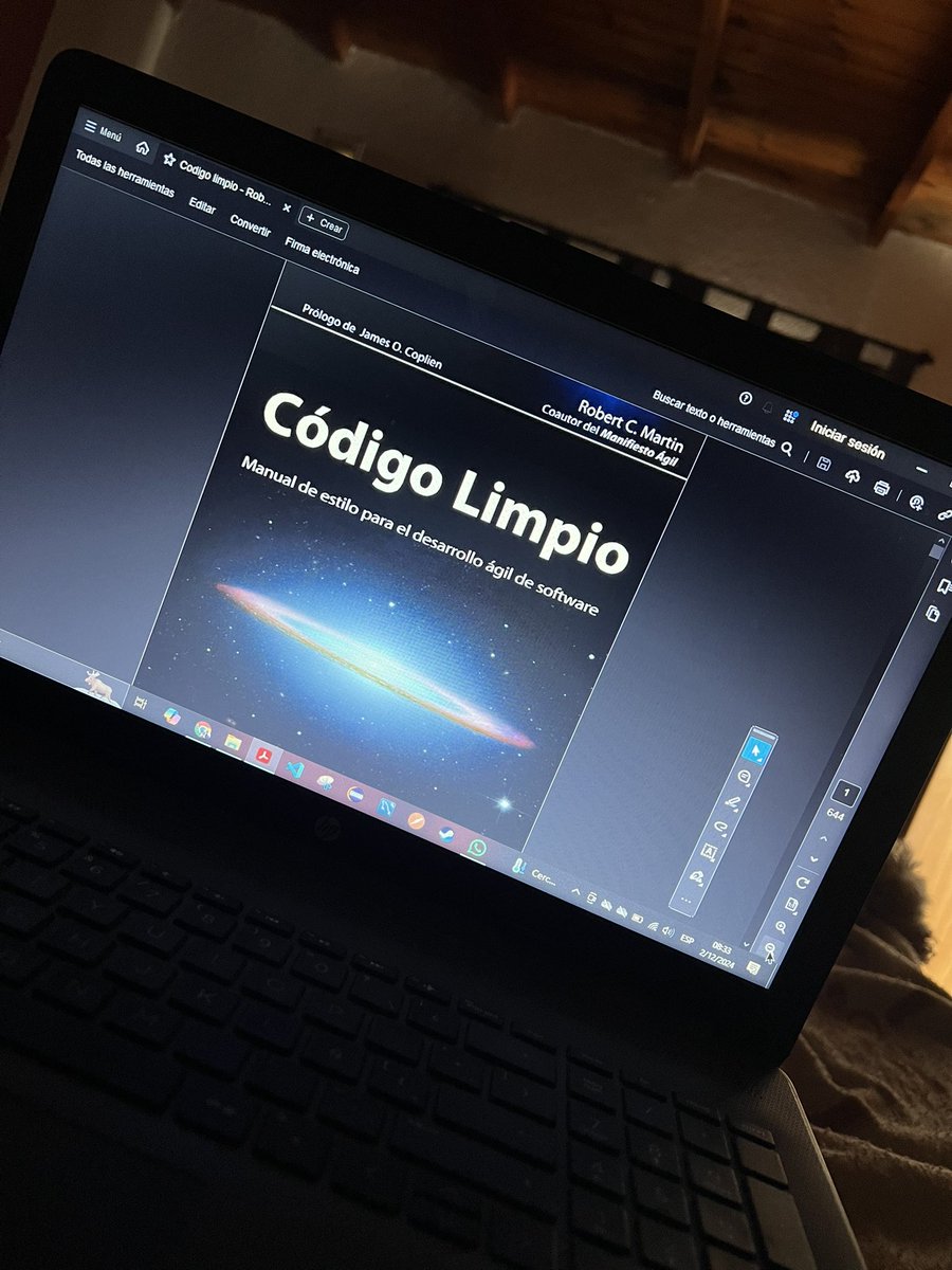 devvalentech's tweet image. Primer día de vacaciones: Lectura en la cama ☕️✅