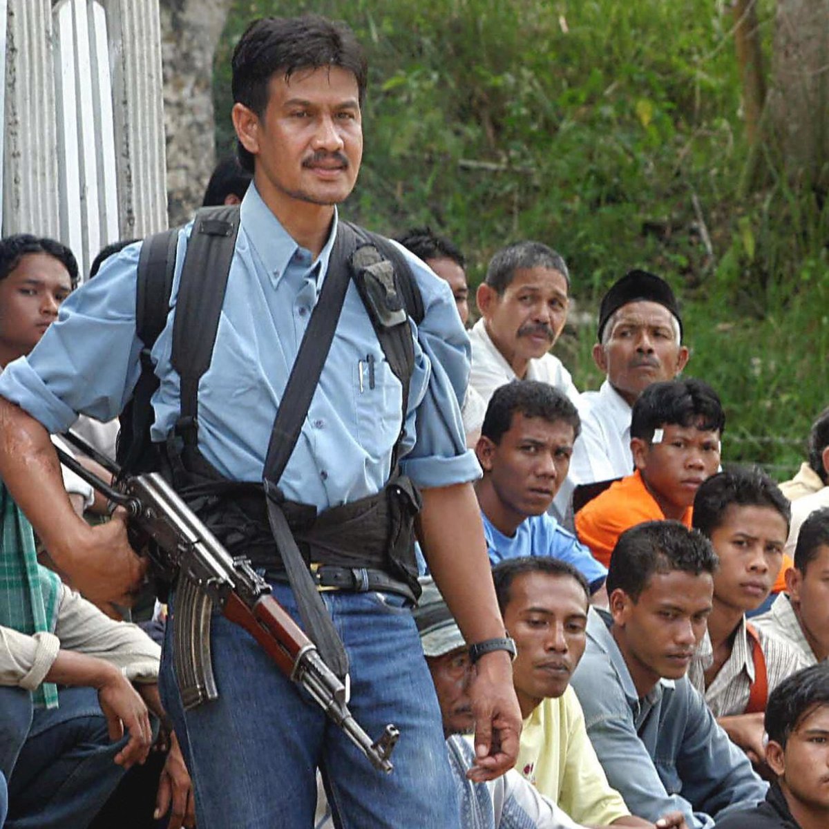 RWWReborn's tweet image. Pentolan Gerakan Aceh Merdeka (GAM) yang cukup terkenal saat konflik di Aceh masih bergejolak, Ishak Daud, dengan senapan serbu Type 56-1 buatan Republik Rakyat China. Ishak Daud ini salah satu pentolan GAM yang mendapat pelatihan militer langsung di Libya, sponsored by Gaddafi.