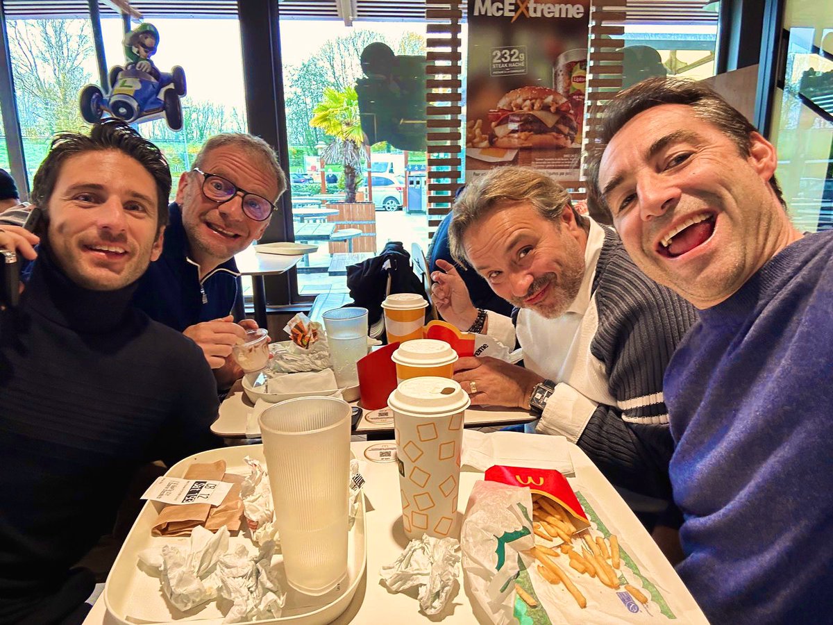 Quand les 4 présentateurs de <a href="/turbofr/">TURBO M6</a> sont en tournage : pas de 3 étoiles Michelin mais pause rapide au McDo ! 😅 <a href="/McDonaldsFrance/">McDonald's France</a>