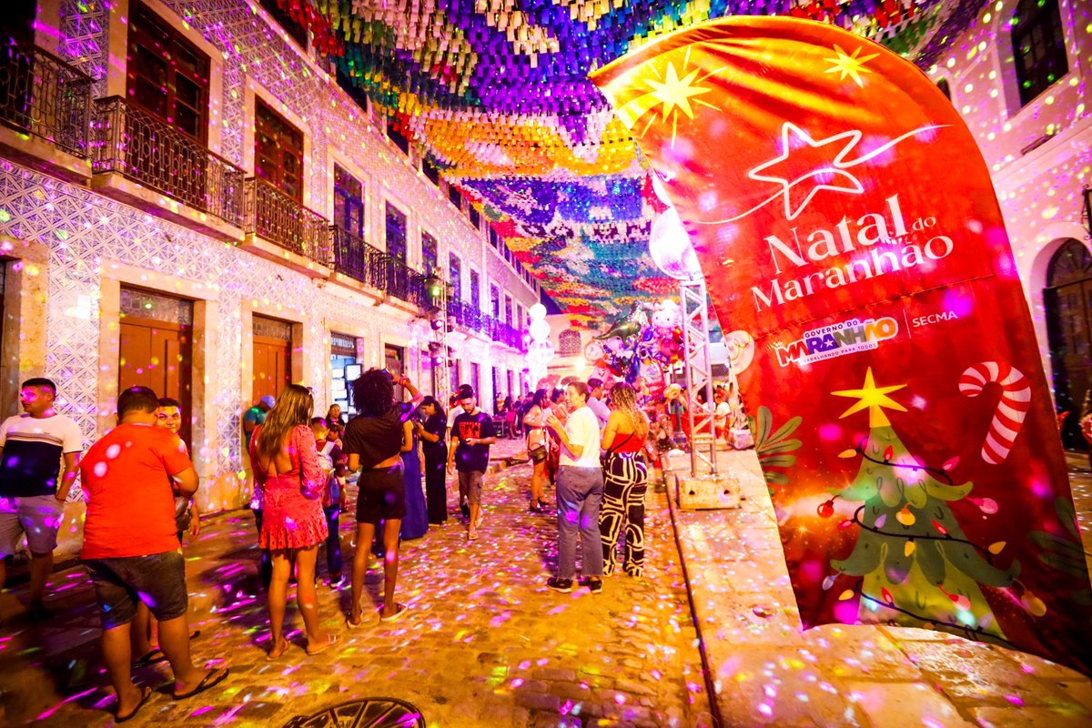 Cassianopjunior's tweet photo. Dezembro começou com cores e brilhos enchendo as ruas do Centro com o Natal dos Sonhos. Toda a Praça Dom Pedro II está decorada, tem a apresentação do vídeomapping, além do show de luzes e as bandeirinhas natalinas na Rua Portugal. 🎄 https://t.co/4BEo6LJ02p
