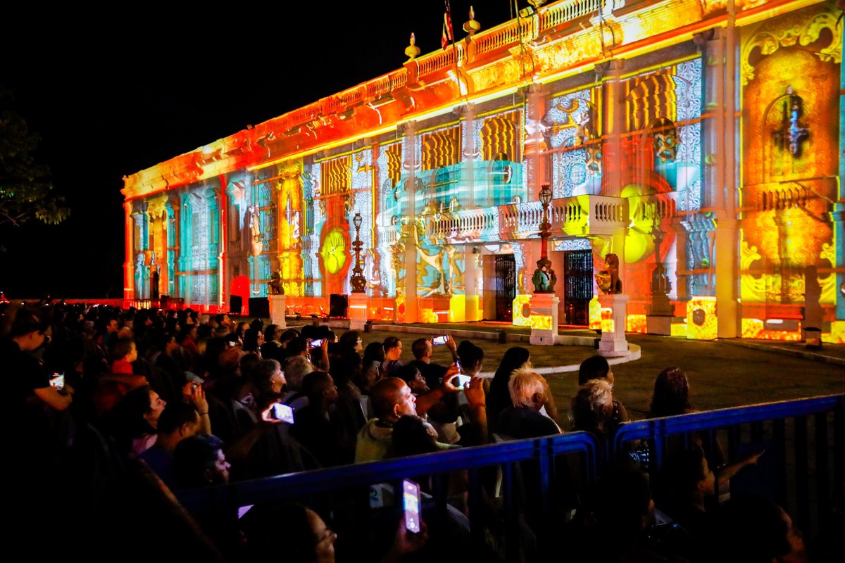 Cassianopjunior's tweet photo. Dezembro começou com cores e brilhos enchendo as ruas do Centro com o Natal dos Sonhos. Toda a Praça Dom Pedro II está decorada, tem a apresentação do vídeomapping, além do show de luzes e as bandeirinhas natalinas na Rua Portugal. 🎄 https://t.co/4BEo6LJ02p