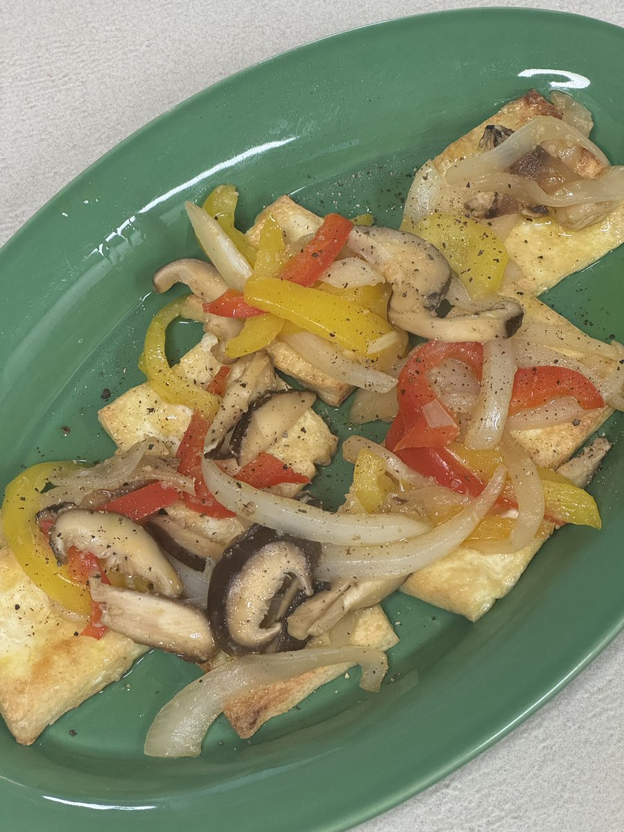 ‘박용우네 한끼’ 유투브 
두부야채 스테이크 레시피 추천 

📍두부를 바삭하게 굽는다
📍파프리카 양파 표고버섯
      다진마늘 1T 간장1T 액젓1T에 볶는다
📍두부 위 야채를 올리고 들기름을 뿌린다

잡채 속 짭쪼름한 야채만 빼서 
고소한 두부와 먹는 맛이라 
너무 맛있어요 !