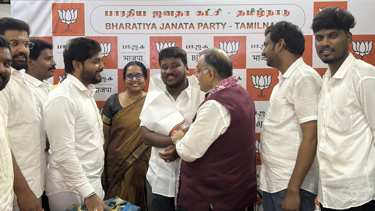 yuvaraj_C_BJP's tweet photo. இன்று  பாரதிய ஜனதா கட்சியின் தேசிய பொதுச்செயலாளர் உயர்திரு.தருண் சௌக் @tarunchughbjp அவர்களை நமது மாநில தலைமையகம் கமலாலயத்தில் மரியாதை நிமித���தமாக  சந்தித்தோம்...
#Tarunchugh @BJP4TamilNadu @BJP4India https://t.co/oZ9PHrT6qD