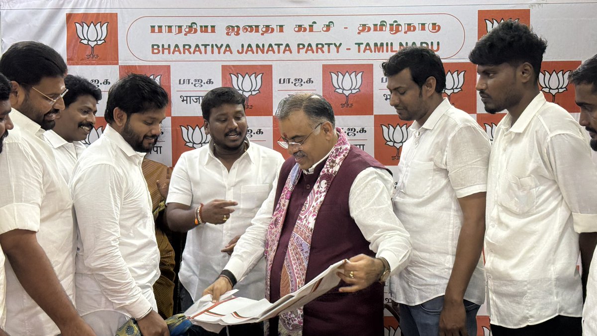 yuvaraj_C_BJP's tweet photo. இன்று  பாரதிய ஜனதா கட்சியின் தேசிய பொதுச்செயலாளர் உயர்திரு.தருண் சௌக் @tarunchughbjp அவர்களை நமது மாநில தலைமையகம் கமலாலயத்தில் மரியாதை நிமித���தமாக  சந்தித்தோம்...
#Tarunchugh @BJP4TamilNadu @BJP4India https://t.co/oZ9PHrT6qD