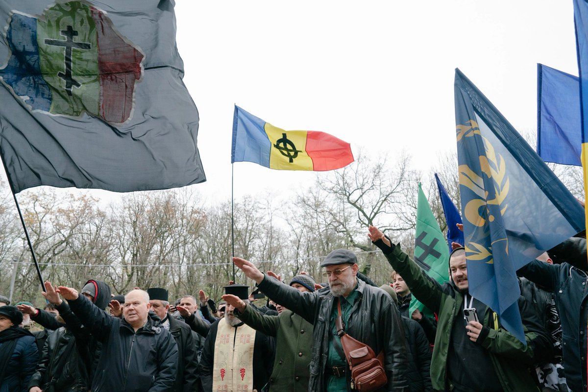 KnwldgMedia's tweet photo. 🇷🇴 Roumanie | Comme Diana Iovanovici Sosoaca, hier 1er decembre 2024, le légionnaire Corneliu Zelea Codreanu a été commémoré par plusieurs personnes.

🔹 Le Mouvement Légionnaire, la Légion de l’Archange Michel ou la Garde de Fer, était une organisation politique extrémiste, à caractère nationaliste, mystico-religieux, antisémite, qui a fonctionné en Roumanie entre 1927 et 1941. Le parti a été créé sur le modèle des organisations nazies SA et SS, et son chef le plus célèbre était Corneliu Zelea Codreanu, qui a également fondé ce mouvement.

🔹 Les légionnaires prônaient principalement l’antisémitisme et un culte de la violence militarisée. À partir de 1941, sous le gouvernement du maréchal Antonescu et du Mouvement légionnaire, près de 300 000 Juifs roumains, principalement originaires du nord de la Moldavie et de Bucovine, ont été emmenés dans des camps d’extermination en Transnistrie, où ils ont été exécutés ou sont morts dans des conditions inhumaines.