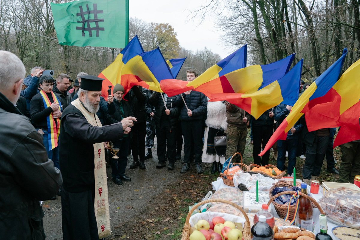 KnwldgMedia's tweet photo. 🇷🇴 Roumanie | Comme Diana Iovanovici Sosoaca, hier 1er decembre 2024, le légionnaire Corneliu Zelea Codreanu a été commémoré par plusieurs personnes.

🔹 Le Mouvement Légionnaire, la Légion de l’Archange Michel ou la Garde de Fer, était une organisation politique extrémiste, à caractère nationaliste, mystico-religieux, antisémite, qui a fonctionné en Roumanie entre 1927 et 1941. Le parti a été créé sur le modèle des organisations nazies SA et SS, et son chef le plus célèbre était Corneliu Zelea Codreanu, qui a également fondé ce mouvement.

🔹 Les légionnaires prônaient principalement l’antisémitisme et un culte de la violence militarisée. À partir de 1941, sous le gouvernement du maréchal Antonescu et du Mouvement légionnaire, près de 300 000 Juifs roumains, principalement originaires du nord de la Moldavie et de Bucovine, ont été emmenés dans des camps d’extermination en Transnistrie, où ils ont été exécutés ou sont morts dans des conditions inhumaines.