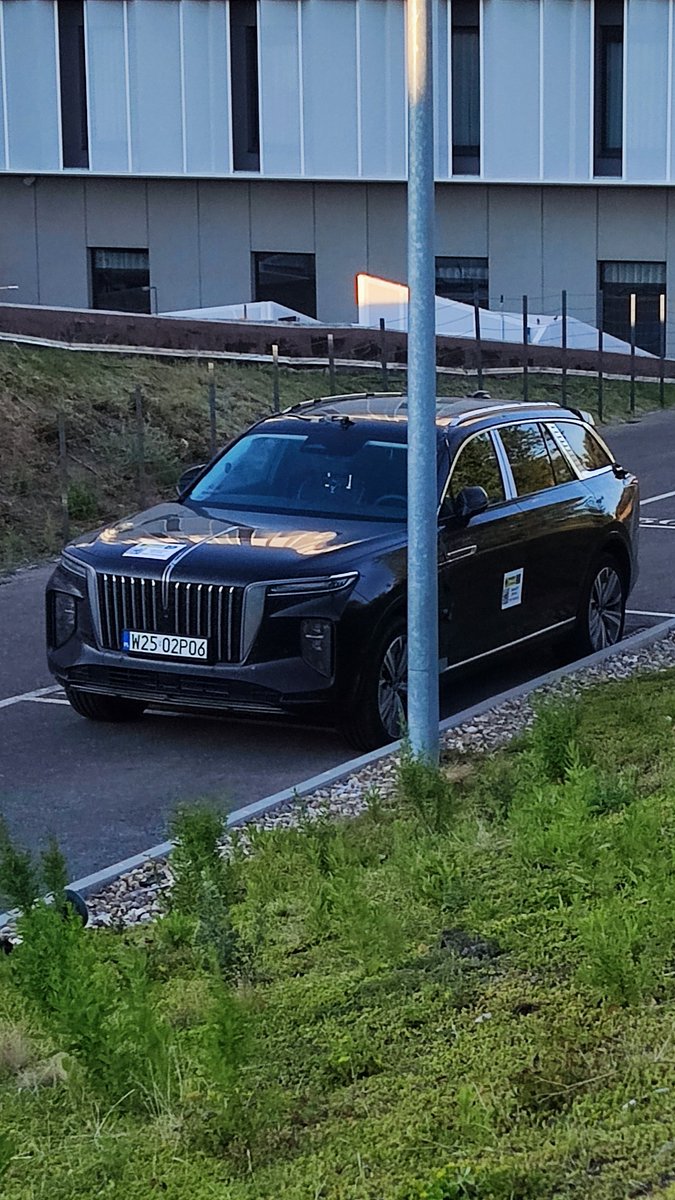 Jose_ArmandoGH's tweet photo. Hace unos días vi este coche aparcado en el hotel que hay junto a la gasolinera en la que suelo repostar. 

Aunque me imaginaba el origen (chino), le hice la foto para buscar lo que era y así fue como descubrí su interesante historia ¿Quieres conocerla? 👇🧵 https://t.co/GhQ2d8p3ZH