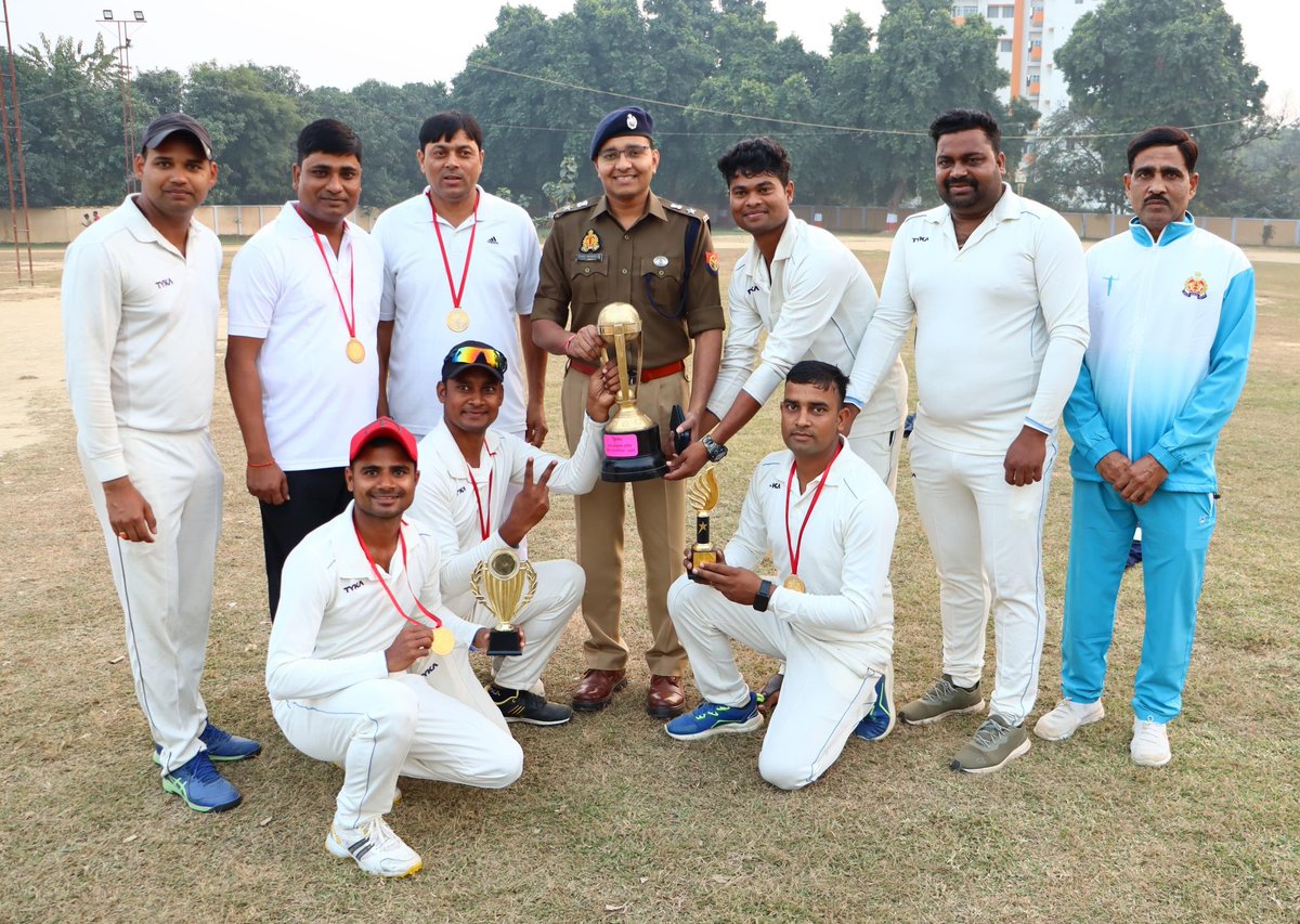गोरखपुर जोन की "अन्तर्जनपदीय पुलिस क्रिकेट प्रतियोगिता 2024" में गोण्डा पुलिस टीम उत्कृष्ट प्रदर्शन कर बनी ट्राफी की विजेता, एसपी गोंडा <a href="/IPSVineet/">VINEET JAISWAL</a> द्वारा टीम को सम्मानित करते हुए उज्ज्वल भविष्य की दी गई शुभकामनाएं <a href="/Uppolice/">UP POLICE</a> <a href="/dgpup/">DGP UP</a>
<a href="/gondapolice/">Gonda Police</a>