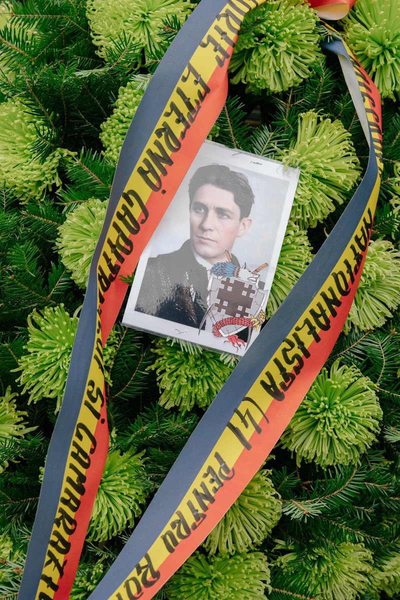 KnwldgMedia's tweet photo. 🇷🇴 Roumanie | Comme Diana Iovanovici Sosoaca, hier 1er decembre 2024, le légionnaire Corneliu Zelea Codreanu a été commémoré par plusieurs personnes.

🔹 Le Mouvement Légionnaire, la Légion de l’Archange Michel ou la Garde de Fer, était une organisation politique extrémiste, à caractère nationaliste, mystico-religieux, antisémite, qui a fonctionné en Roumanie entre 1927 et 1941. Le parti a été créé sur le modèle des organisations nazies SA et SS, et son chef le plus célèbre était Corneliu Zelea Codreanu, qui a également fondé ce mouvement.

🔹 Les légionnaires prônaient principalement l’antisémitisme et un culte de la violence militarisée. À partir de 1941, sous le gouvernement du maréchal Antonescu et du Mouvement légionnaire, près de 300 000 Juifs roumains, principalement originaires du nord de la Moldavie et de Bucovine, ont été emmenés dans des camps d’extermination en Transnistrie, où ils ont été exécutés ou sont morts dans des conditions inhumaines.